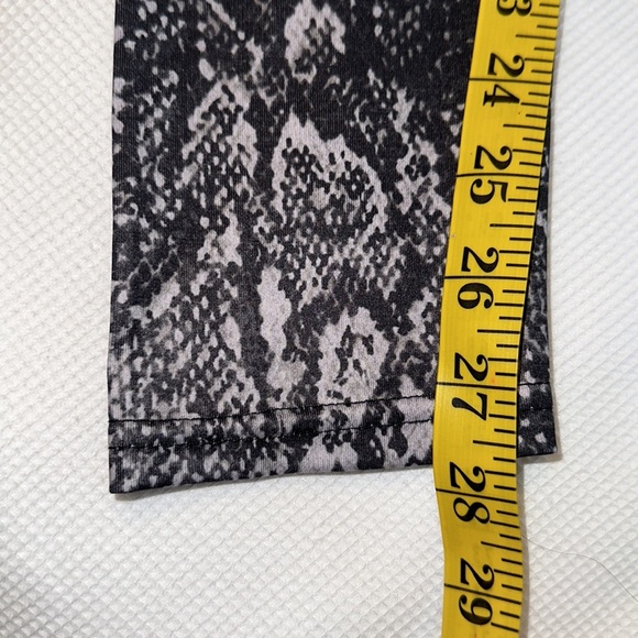 Forever 21 woman’s leggings snake print size small - Picture 8 of 8